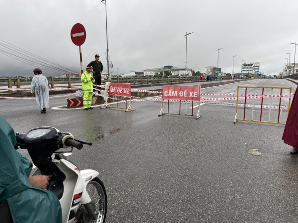 Quảng Ngãi: Lũ tràn bờ kè, tạm dừng lưu thông qua cầu Châu Ổ