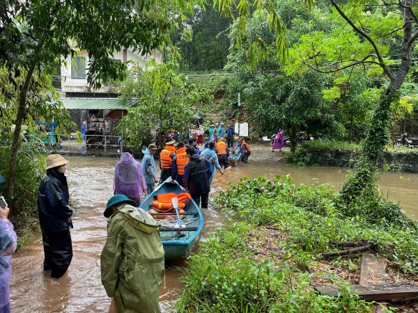 Quảng Ngãi: Một người bị nước lũ cuốn, một người bị đuối nước Quảng Ngãi: Một người bị nước lũ cuốn, một người bị đuối nước