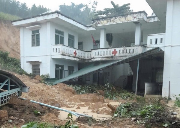Quảng Ngãi: Sạt lở ập vào trạm y tế, mưa lũ gây chia cắt nhiều nơi Quảng Ngãi: Sạt lở ập vào trạm y tế, mưa lũ gây chia cắt nhiều nơi