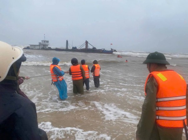 Quảng Trị: Tàu lớn mắc cạn, 4 thuyền viên được cứu kịp thời