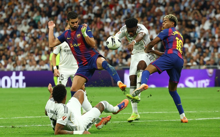 Real-Madrid-danh-bai-Barca-o-Sieu-kinh-dien-Mbappe-cuc-hay-VAR-gay-tranh-cai-a.jpg