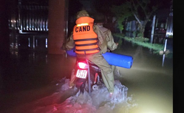 TP.Đà Nẵng: Công an vượt lũ, mang bình ô xy cho Mẹ Việt Nam anh hùng TP.Đà Nẵng: Công an vượt lũ, mang bình ô xy cho Mẹ Việt Nam anh hùng