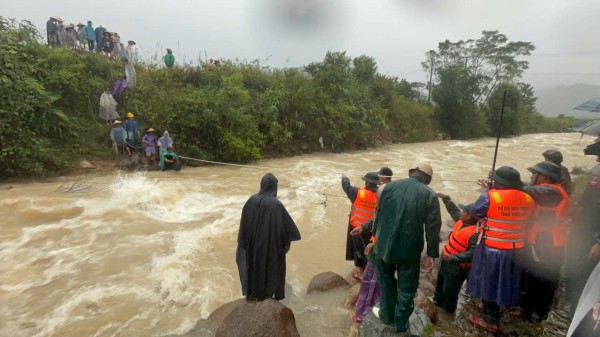 TP.Huế: Công an, quân đội dùng mọi cách để người dân không bị đói trong vùng nước lũ TP.Huế: Công an, quân đội dùng mọi cách để người dân không bị đói trong vùng nước lũ
