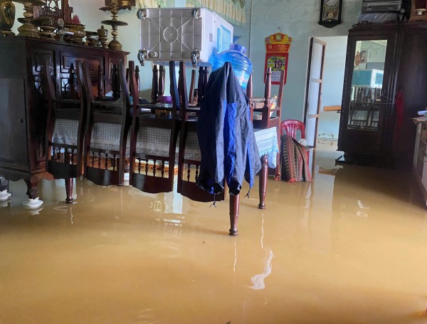 TP.Huế: Lũ ở nội đô đang rút dần, hạ du vẫn ngập sâu TP.Huế: Lũ ở nội đô đang rút dần, hạ du vẫn ngập sâu