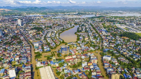 Thái Nguyên vẫn chìm trong nước lũ, người dân cuống cuồng nhận đồ cứu trợ