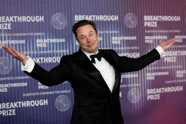 Tỉ phú Elon Musk khẩu chiến với Bộ trưởng Mỹ Tỉ phú Elon Musk khẩu chiến với Bộ trưởng Mỹ