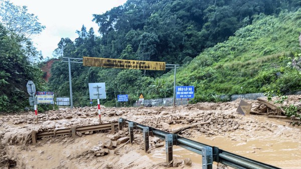 Tiếp tục sạt lở 4 điểm trên đèo Lò Xo, một xe múc bị mắc kẹt Tiếp tục sạt lở 4 điểm trên đèo Lò Xo, một xe múc bị mắc kẹt