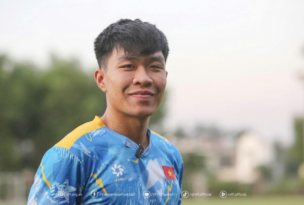 Trần Thành Trung ‘sánh bước’ cùng Vadim Nguyễn hội quân U.23 Việt Nam, Lý Đức vội tập gym