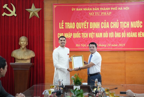Trao quyết định nhập quốc tịch Việt Nam cho Đỗ Hoàng Hên: Khoác áo đội tuyển với điều kiện nào? Trao quyết định nhập quốc tịch Việt Nam cho Đỗ Hoàng Hên: Khoác áo đội tuyển với điều kiện nào?