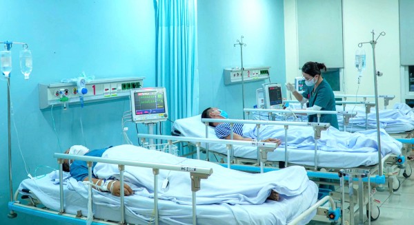 Trực thăng vượt gió bão hạ xuống 3 đảo, cứu 3 người ở đặc khu Trường Sa