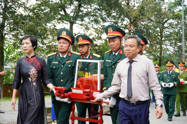 Truy điệu, an táng 14 liệt sĩ tại Nghĩa trang liệt sĩ Khe Sanh