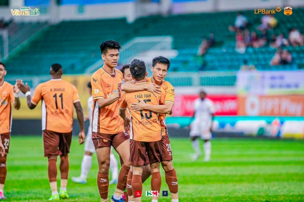 U.23 Việt Nam gọi trung vệ cao 1,95 m và tiền đạo 1,67 m: Tại sao không?