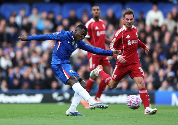 Van Dijk hóa ‘chú hề’, Liverpool thua đau Chelsea phút 90+5 và mất luôn ngôi đầu