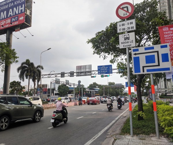 Vì sao nhiều người nhầm lẫn biển 'cấm rẽ trái' đồng nghĩa 'cấm quay đầu'? Vì sao nhiều người nhầm lẫn biển 'cấm rẽ trái' đồng nghĩa 'cấm quay đầu'?