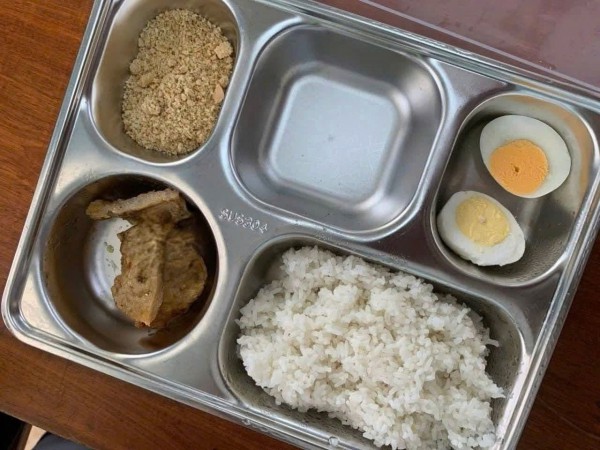 Xôn xao suất ăn bán trú 25.000 đồng với 3 miếng chả, 1 quả trứng, muối mè