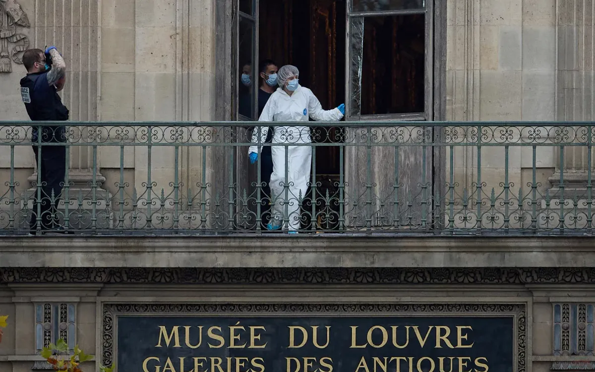 Cửa sổ nơi nhóm trộm lợi dụng đột nhập bảo tàng Louvre - (Ảnh: Getty Images) Cửa sổ nơi nhóm trộm lợi dụng đột nhập bảo tàng Louvre - (Ảnh: Getty Images)