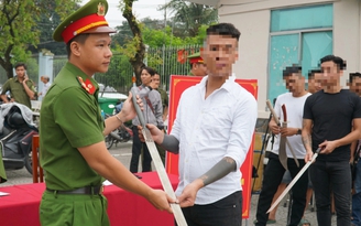 dong-Nai-Thanh-nien-xep-hang-giao-nop-vu-khi-a.jpeg
