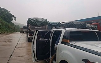duong-Ho-Chi-Minh-sat-lo-dong-xe-mac-ket-suot-2-ngay-a.jpg