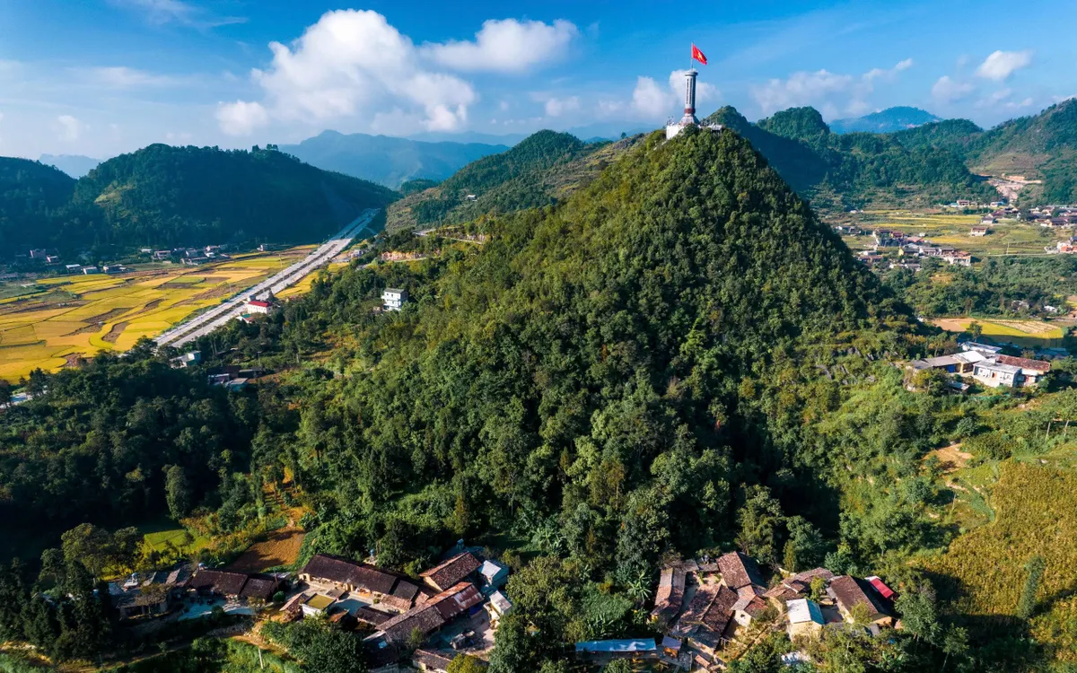 Cột cờ Lũng Cú thuộc xã Lũng Cú (Tuyên Quang) Cột cờ Lũng Cú thuộc xã Lũng Cú (Tuyên Quang)
