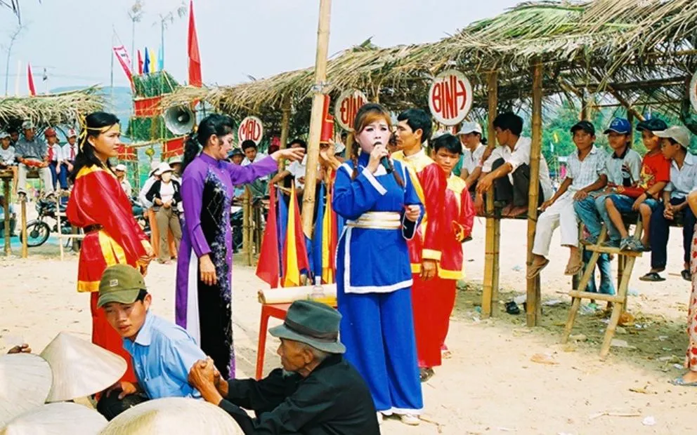 Bài chòi - kết nối cộng đồng và lan tỏa những giá trị văn hóa đặc sắc.
Ảnh : Phuyentourism.gov.vn Bài chòi - kết nối cộng đồng và lan tỏa những giá trị văn hóa đặc sắc.
Ảnh : Phuyentourism.gov.vn