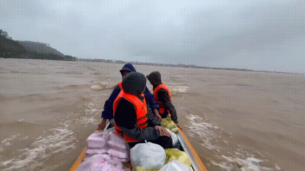 100.000 đồng của người phụ nữ buôn ve chai Huế: 'Gửi giúp bà con lụt trong nớ'