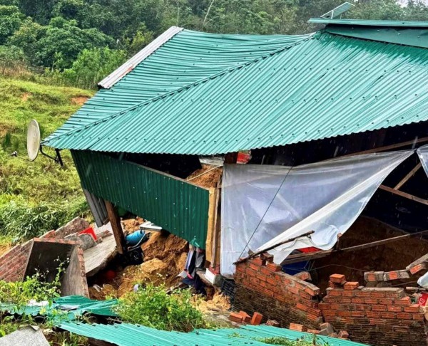 Đà Nẵng: Một xã biên giới bị cô lập, trụ sở xã đối diện nguy cơ đổ sập