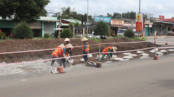 Người dân lo lắng việc sử dụng vật liệu tái chế tại chỗ, sửa quốc lộ 14 Người dân lo lắng việc sử dụng vật liệu tái chế tại chỗ, sửa quốc lộ 14