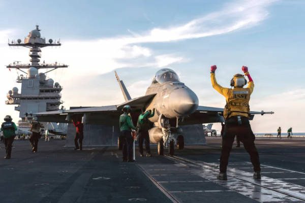 Tổng thống Trump muốn Mỹ từ bỏ đường đua máy phóng điện từ với Trung Quốc