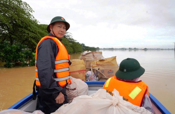 Vùng trũng Đà Nẵng ngập sâu, chiến sĩ biên phòng vào tâm lũ tiếp sức người dân