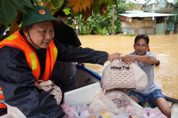Vùng trũng Đà Nẵng ngập sâu, chiến sĩ biên phòng vào tâm lũ tiếp sức người dân