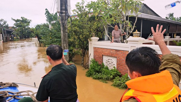Vùng trũng Đà Nẵng ngập sâu, chiến sĩ biên phòng vào tâm lũ tiếp sức người dân
