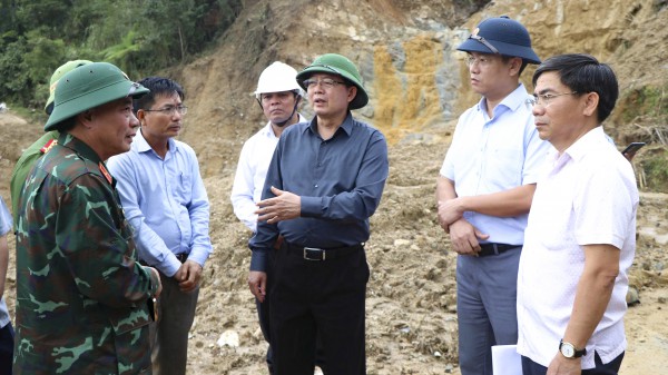 Phó thủ tướng Hồ Quốc Dũng thị sát tình trạng sạt lở do mưa lũ tại Quảng Ngãi