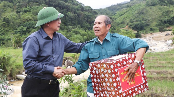 Phó thủ tướng Hồ Quốc Dũng thị sát tình trạng sạt lở do mưa lũ tại Quảng Ngãi