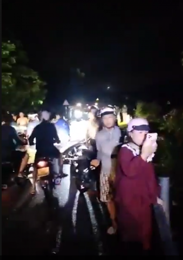 Bé gái mất tích trong dòng nước dữ sau vụ hồ chứa bị vỡ trên núi Bé gái mất tích trong dòng nước dữ sau vụ hồ chứa bị vỡ trên núi