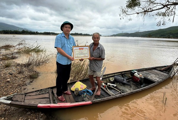 Đà Nẵng: Khen thưởng nam shipper cùng người đàn ông dũng cảm cứu người trong lũ dữ Đà Nẵng: Khen thưởng nam shipper cùng người đàn ông dũng cảm cứu người trong lũ dữ