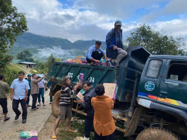Quảng Ngãi: Gần 200 bộ đội mở đường vào 5 thôn bị cô lập ở xã Ngọc Linh