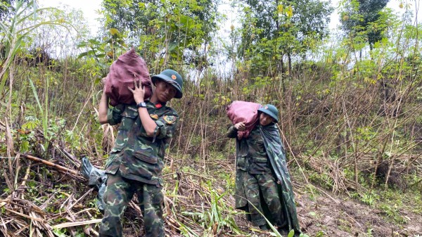 Quảng Ngãi: Gần 200 bộ đội mở đường vào 5 thôn bị cô lập ở xã Ngọc Linh