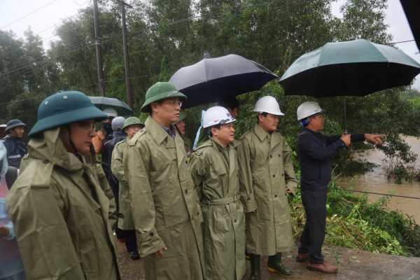 Quảng Ngãi: Làm cầu sắt tạm giúp hơn 1.800 người dân tránh bị cô lập