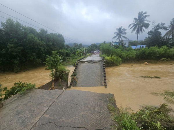 Quảng Ngãi: Làm cầu sắt tạm giúp hơn 1.800 người dân tránh bị cô lập