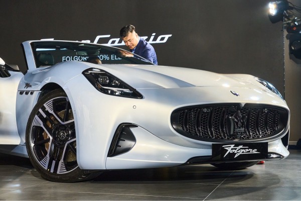 Xe mui trần hạng sang Maserati GranCabrio Folgore có giá hơn 13,3 tỉ đồng Xe mui trần hạng sang Maserati GranCabrio Folgore có giá hơn 13,3 tỉ đồng