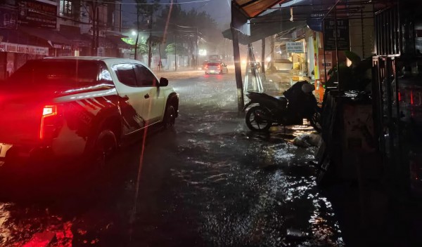 Đà Nẵng: Mưa lớn từ rạng sáng, nhiều khu vực trung tâm ngập sâu Đà Nẵng: Mưa lớn từ rạng sáng, nhiều khu vực trung tâm ngập sâu