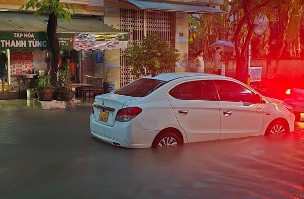 Đà Nẵng: Mưa lớn từ rạng sáng, nhiều khu vực trung tâm ngập sâu Đà Nẵng: Mưa lớn từ rạng sáng, nhiều khu vực trung tâm ngập sâu