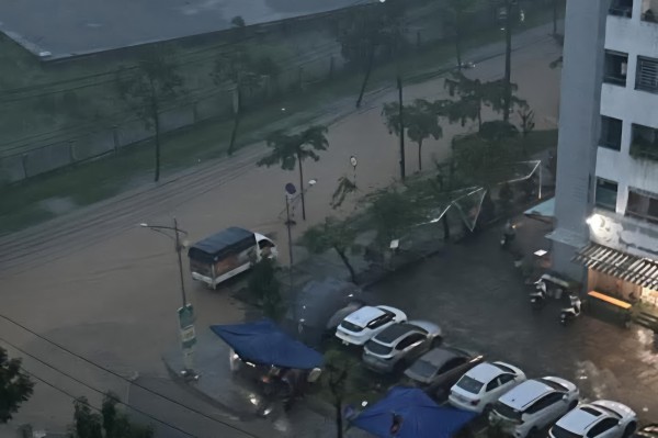 Đà Nẵng: Mưa lớn từ rạng sáng, nhiều khu vực trung tâm ngập sâu Đà Nẵng: Mưa lớn từ rạng sáng, nhiều khu vực trung tâm ngập sâu