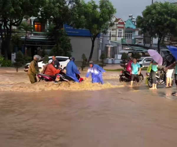 Đà Nẵng: Mưa lớn từ rạng sáng, nhiều khu vực trung tâm ngập sâu Đà Nẵng: Mưa lớn từ rạng sáng, nhiều khu vực trung tâm ngập sâu