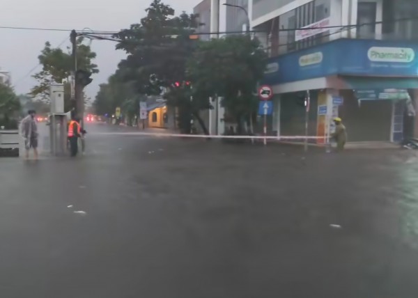 Đà Nẵng: Mưa lớn từ rạng sáng, nhiều khu vực trung tâm ngập sâu Đà Nẵng: Mưa lớn từ rạng sáng, nhiều khu vực trung tâm ngập sâu