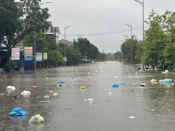 'Trận lụt thứ 3 trong vòng 10 ngày, quá mệt mỏi!'