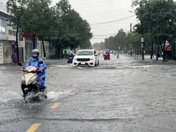 'Trận lụt thứ 3 trong vòng 10 ngày, quá mệt mỏi!'