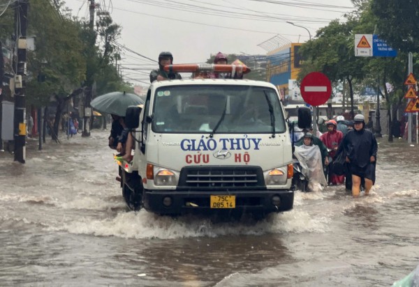 'Trận lụt thứ 3 trong vòng 10 ngày, quá mệt mỏi!'
