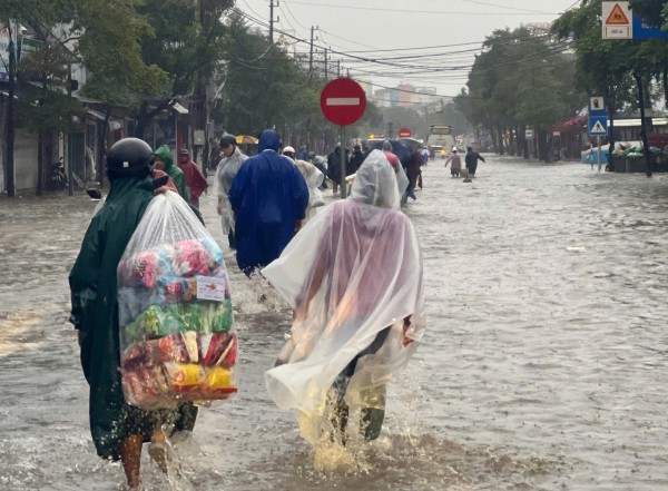'Trận lụt thứ 3 trong vòng 10 ngày, quá mệt mỏi!'