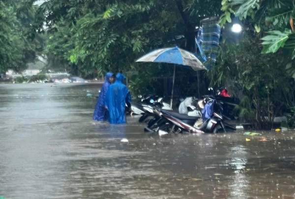 'Trận lụt thứ 3 trong vòng 10 ngày, quá mệt mỏi!'